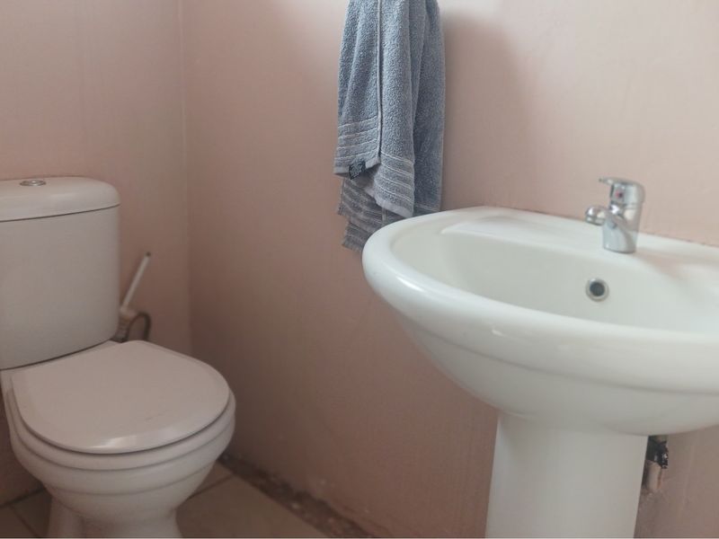 "Luxurious 4-Bedroom Family Home - Photo 9