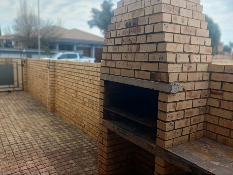 "Luxurious 4-Bedroom Family Home - Photo 8