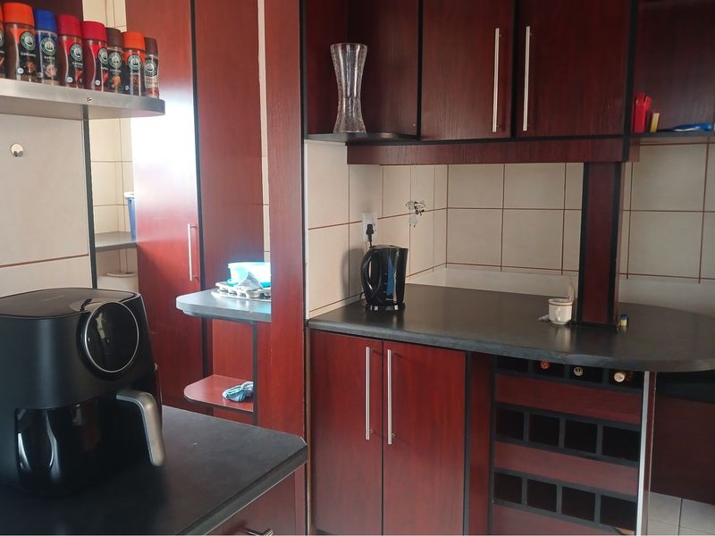 "Luxurious 4-Bedroom Family Home - Photo 2