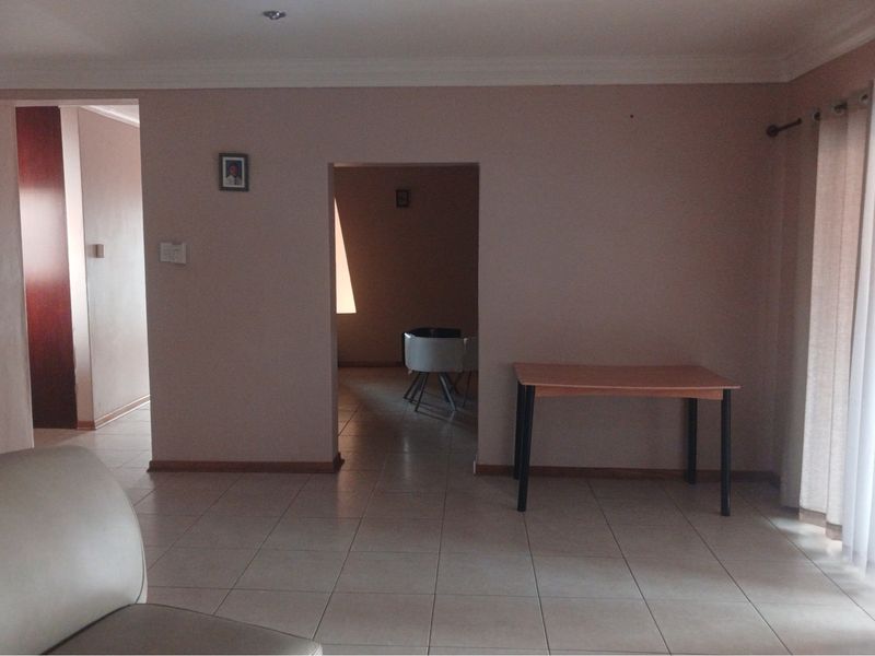 "Luxurious 4-Bedroom Family Home - Photo 7