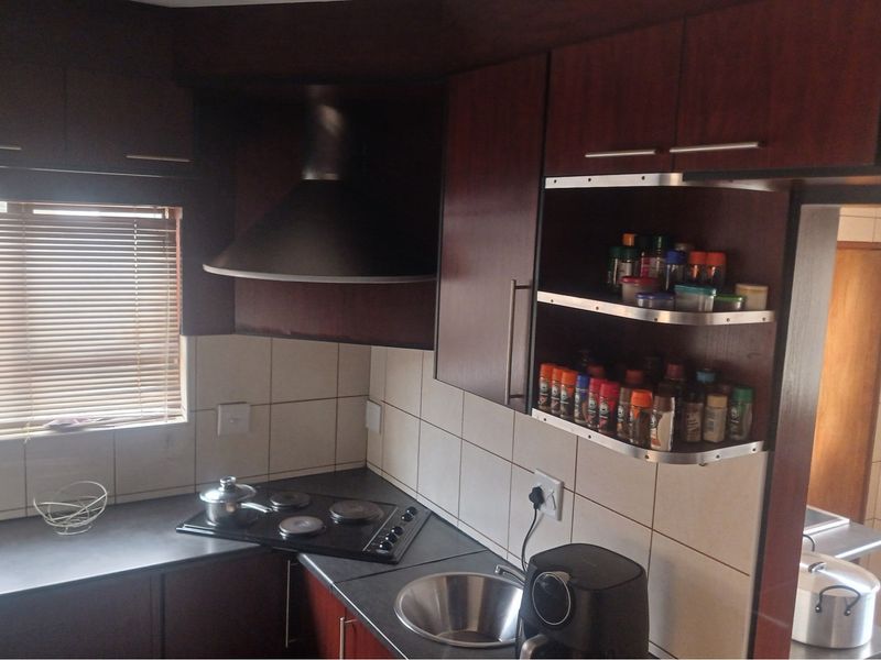 "Luxurious 4-Bedroom Family Home - Photo 5