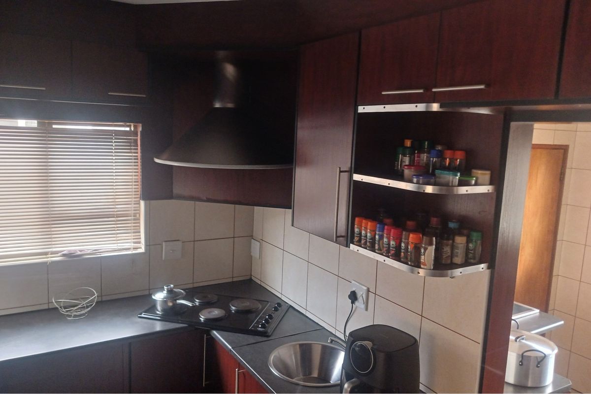 "Luxurious 4-Bedroom Family Home - Photo 5