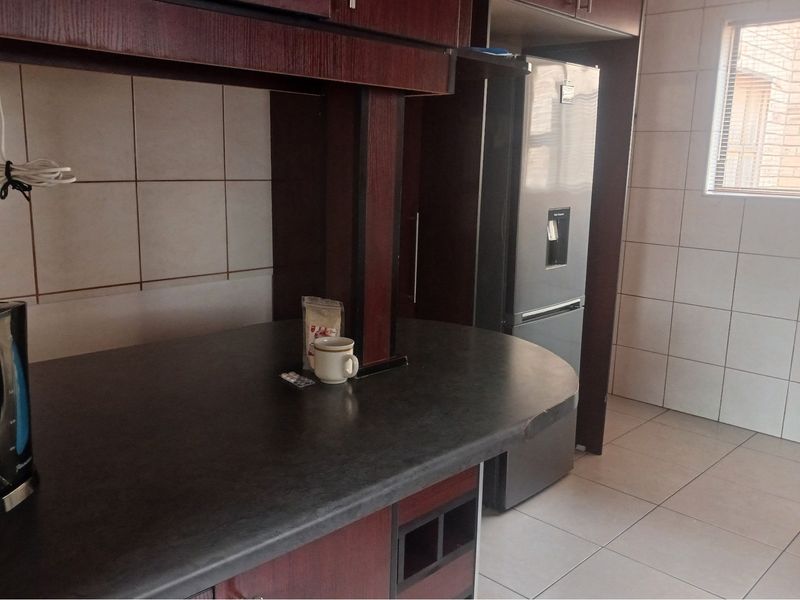 "Luxurious 4-Bedroom Family Home - Photo 3