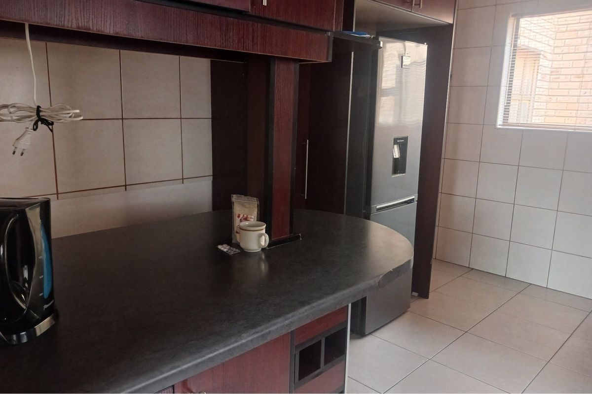 "Luxurious 4-Bedroom Family Home - Photo 3