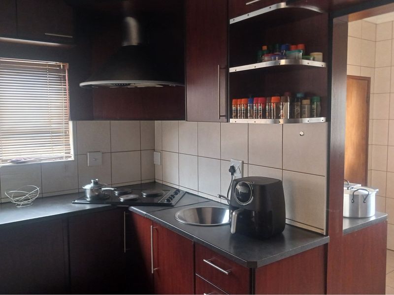 "Luxurious 4-Bedroom Family Home - Photo 4