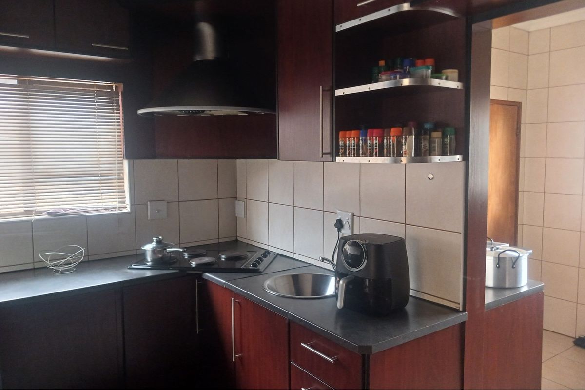 "Luxurious 4-Bedroom Family Home - Photo 4