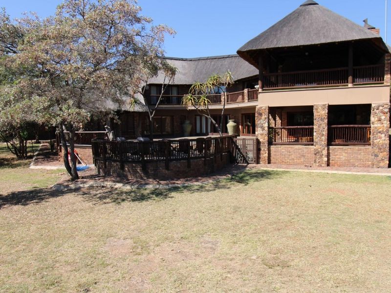 Spectacular Luxury 7 bedroom Retreat in Zebula Golf Estate with dam and mountain views - Photo 3