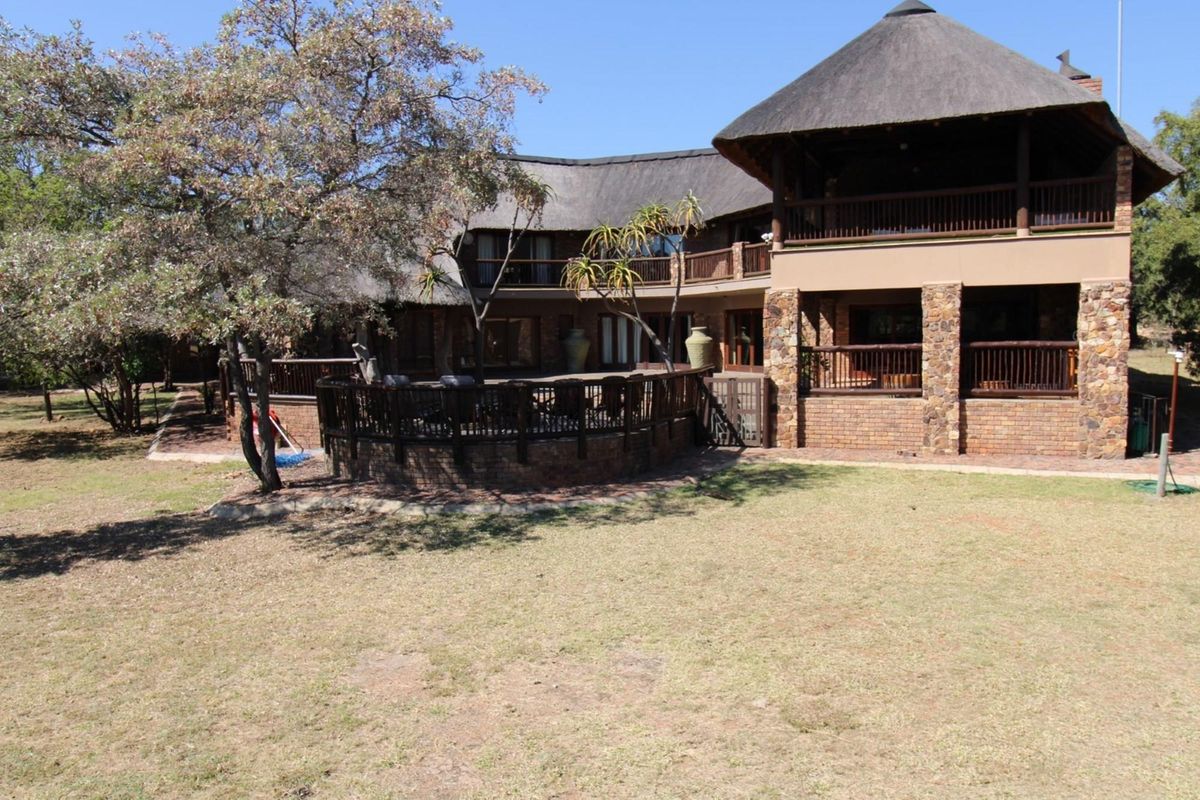 Spectacular Luxury 7 bedroom Retreat in Zebula Golf Estate with dam and mountain views - Photo 3