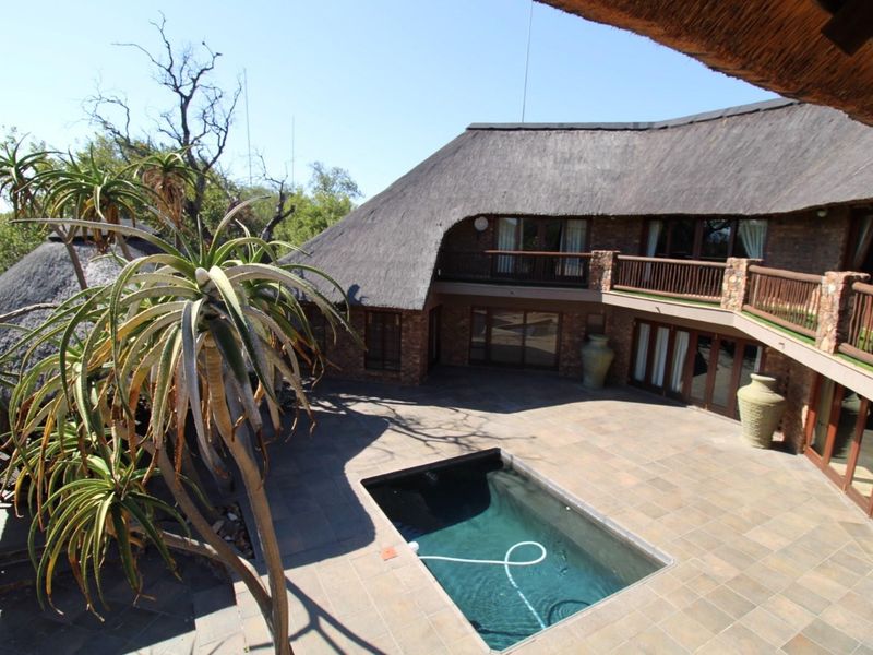 Spectacular Luxury 7 bedroom Retreat in Zebula Golf Estate with dam and mountain views - Photo 4