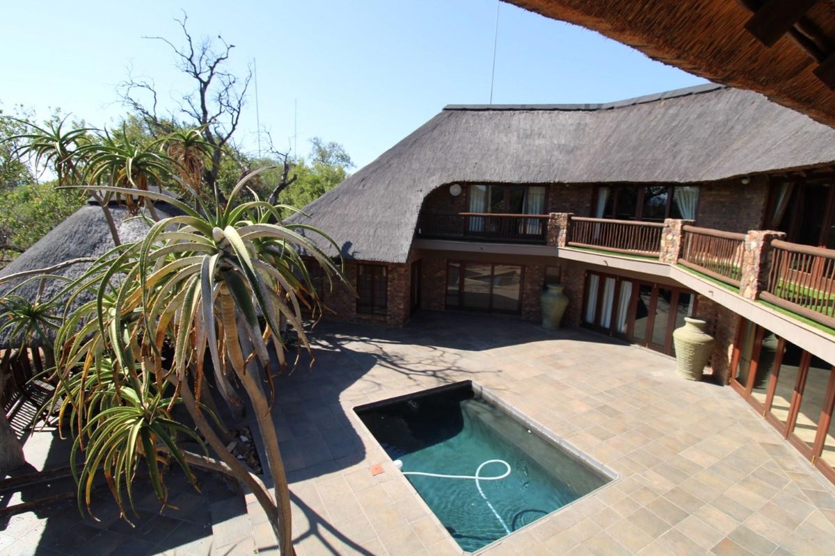 Spectacular Luxury 7 bedroom Retreat in Zebula Golf Estate with dam and mountain views - Photo 4