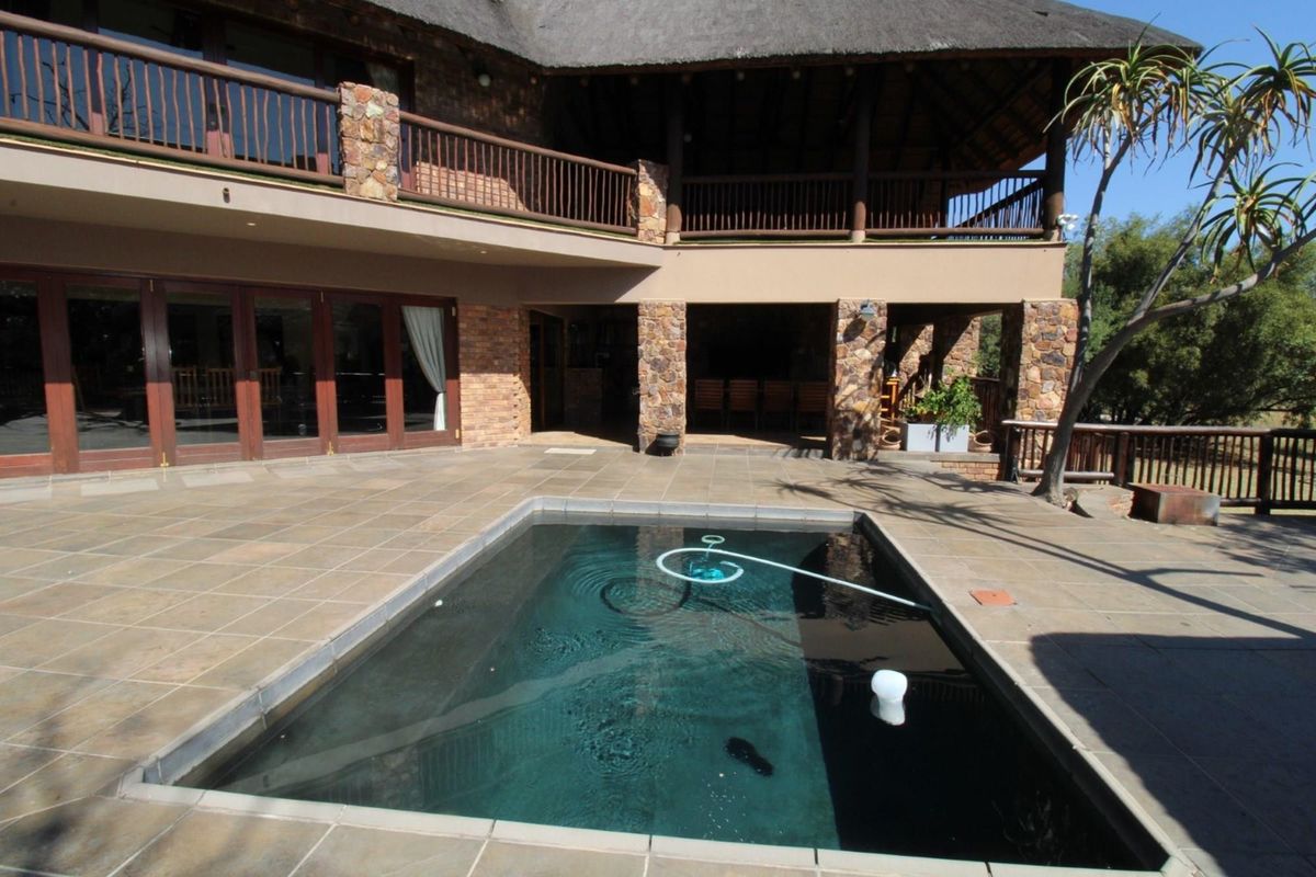 Spectacular Luxury 7 bedroom Retreat in Zebula Golf Estate with dam and mountain views - Photo 5