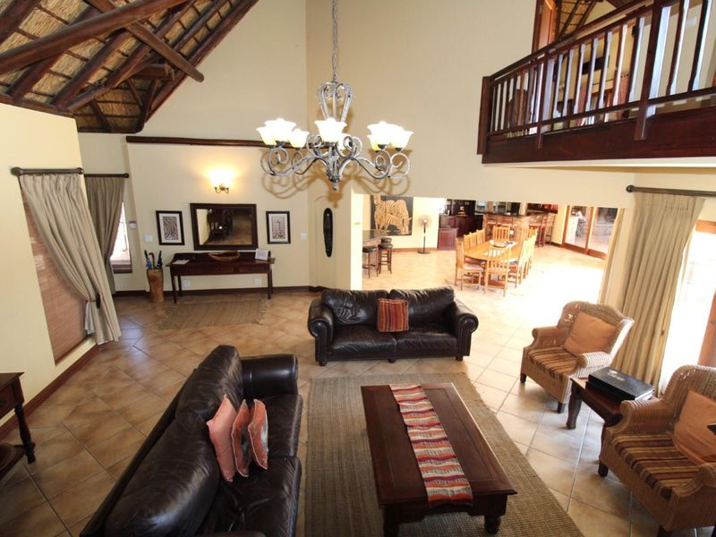 Spectacular Luxury 7 bedroom Retreat in Zebula Golf Estate with dam and mountain views - Photo 8