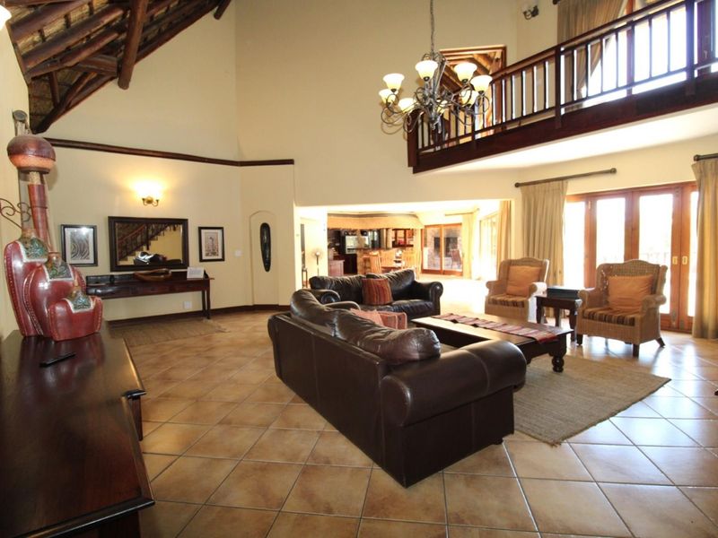 Spectacular Luxury 7 bedroom Retreat in Zebula Golf Estate with dam and mountain views - Photo 7