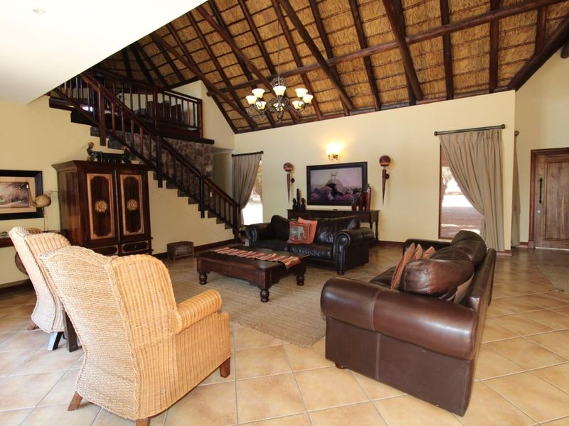 Spectacular Luxury 7 bedroom Retreat in Zebula Golf Estate with dam and mountain views - Photo 6
