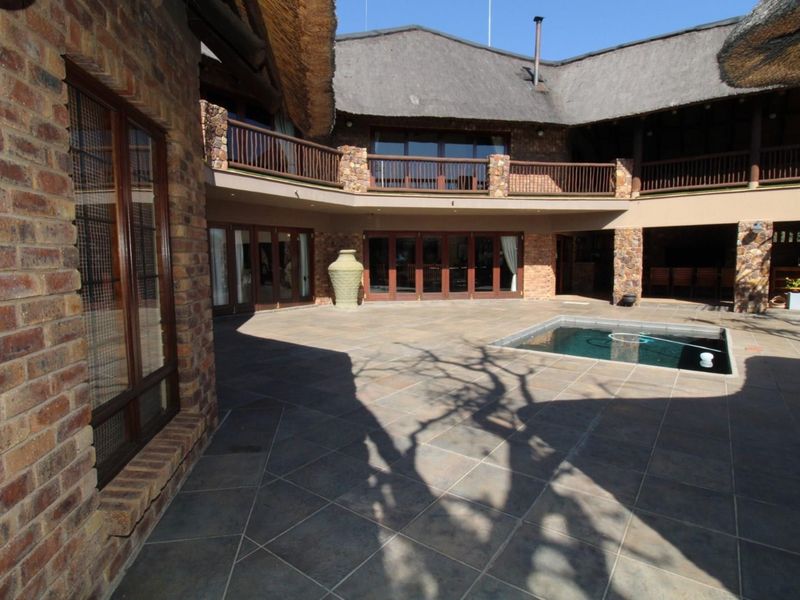 Spectacular Luxury 7 bedroom Retreat in Zebula Golf Estate with dam and mountain views - Photo 2