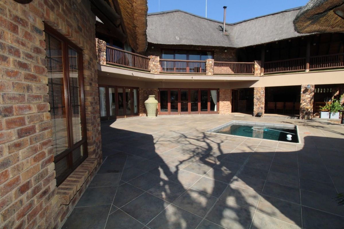 Spectacular Luxury 7 bedroom Retreat in Zebula Golf Estate with dam and mountain views - Photo 2