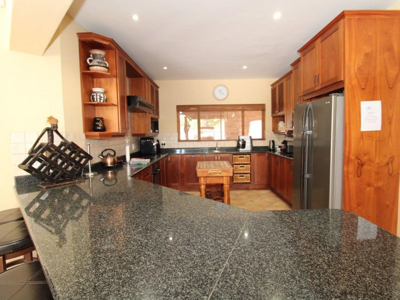 Spectacular Luxury 7 bedroom Retreat in Zebula Golf Estate with dam and mountain views - Photo 10