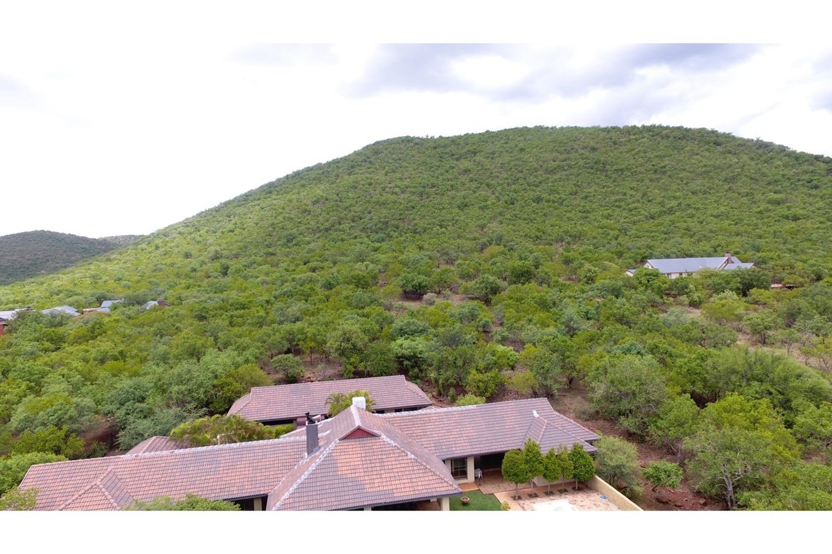 Tranquil Bushveld Retreat: Thaba Moriri - 4 Bedrooms and 5 bathrooms - 649 m2 - Spectacular Views - Photo 3