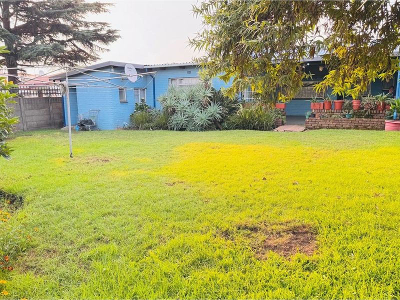 992 m2 Zoned for business/commercial 3-Bedroom Home, 2-bathroom, Garage and Carport - Photo 4