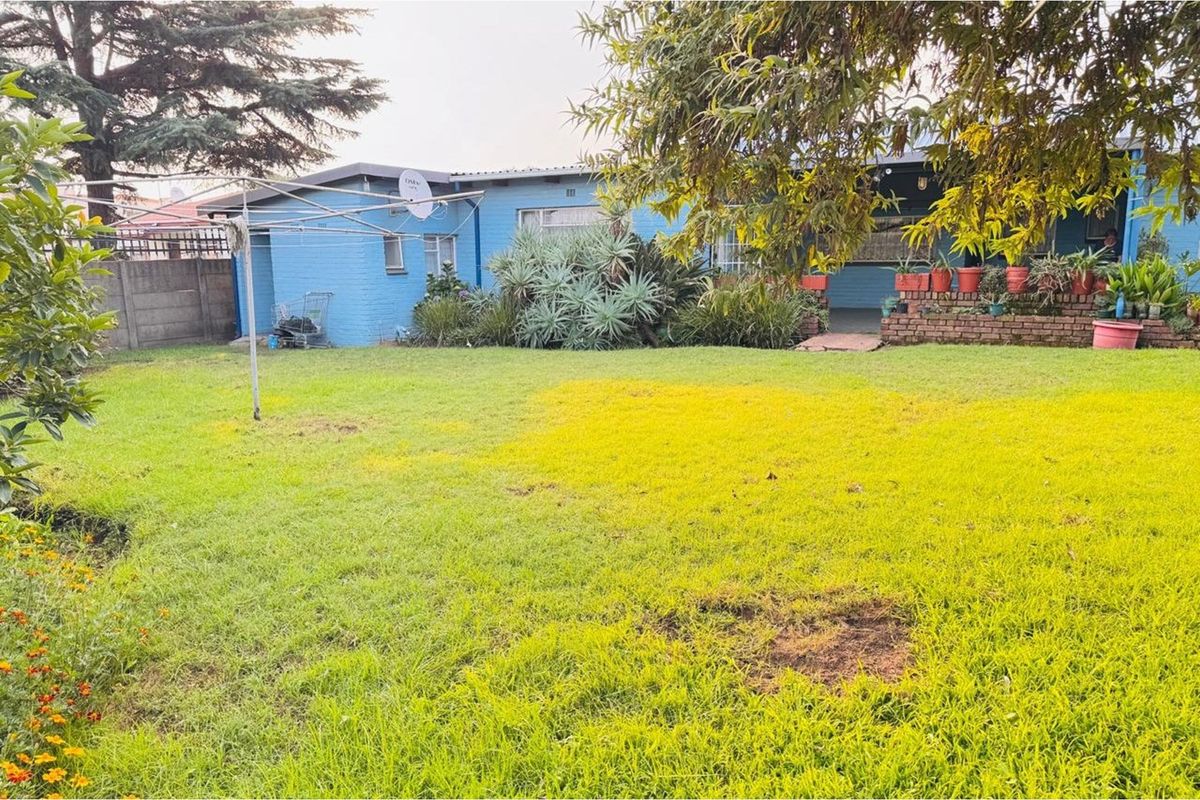 992 m2 Zoned for business/commercial 3-Bedroom Home, 2-bathroom, Garage and Carport - Photo 4