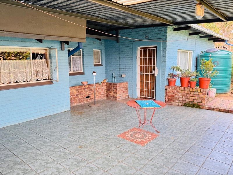 992 m2 Zoned for business/commercial 3-Bedroom Home, 2-bathroom, Garage and Carport - Photo 5