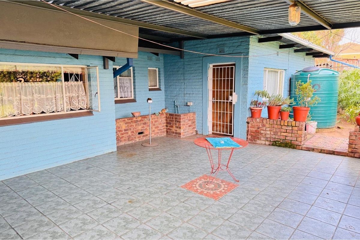992 m2 Zoned for business/commercial 3-Bedroom Home, 2-bathroom, Garage and Carport - Photo 5