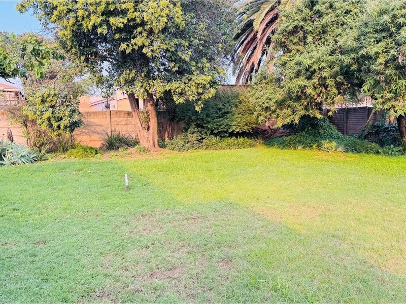 992 m2 Zoned for business/commercial 3-Bedroom Home, 2-bathroom, Garage and Carport - Photo 10