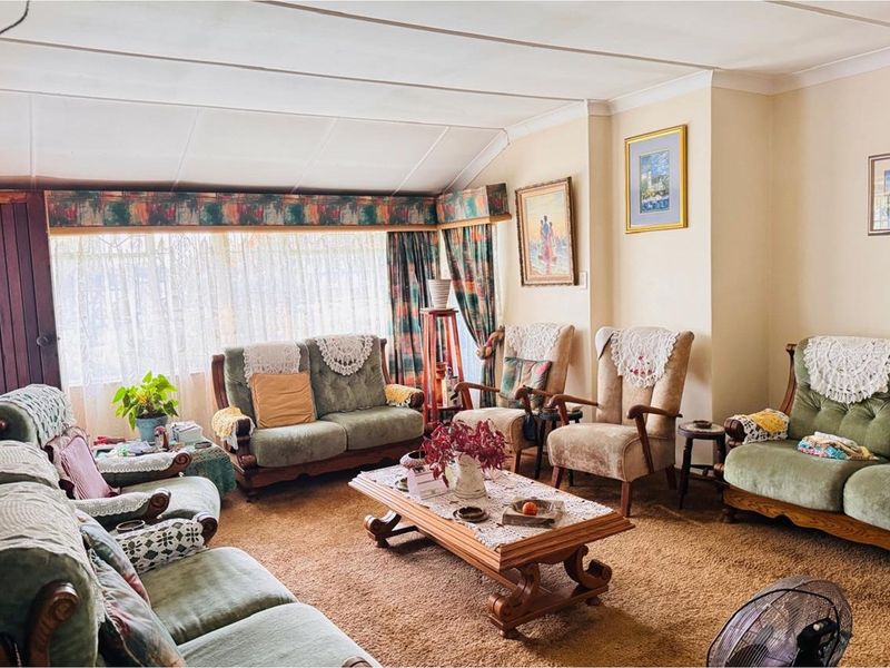 992 m2 Zoned for business/commercial 3-Bedroom Home, 2-bathroom, Garage and Carport - Photo 9