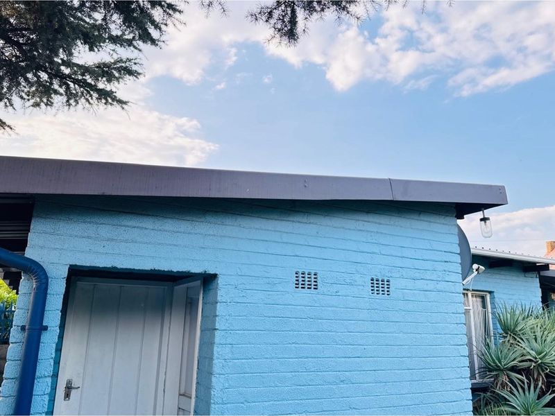 992 m2 Zoned for business/commercial 3-Bedroom Home, 2-bathroom, Garage and Carport - Photo 8