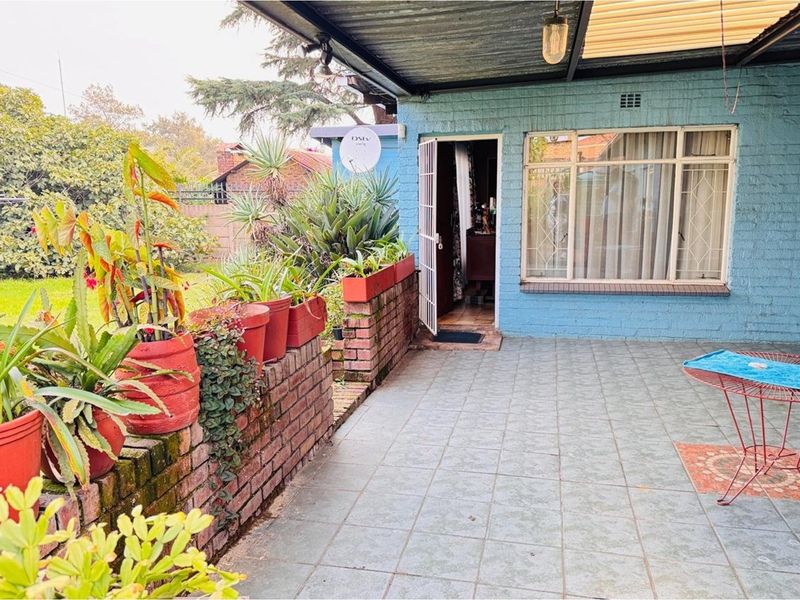992 m2 Zoned for business/commercial 3-Bedroom Home, 2-bathroom, Garage and Carport - Photo 6