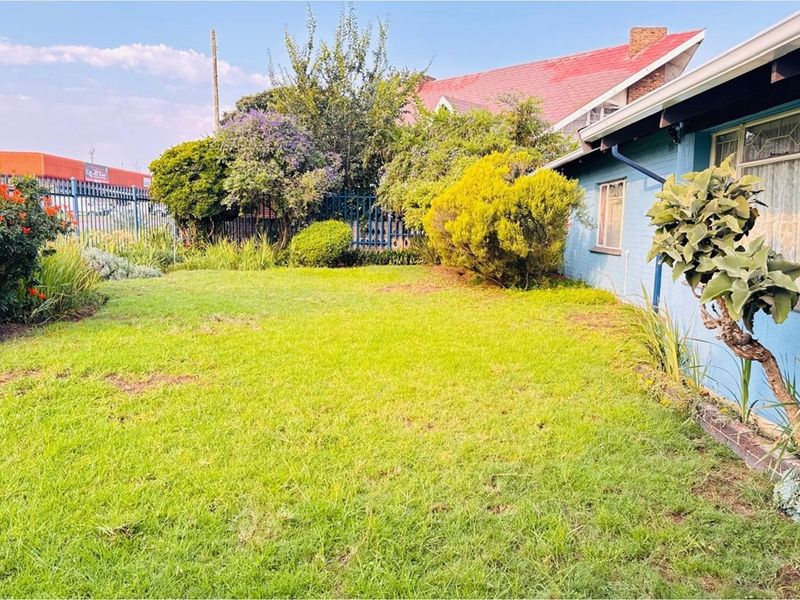 992 m2 Zoned for business/commercial 3-Bedroom Home, 2-bathroom, Garage and Carport - Photo 2