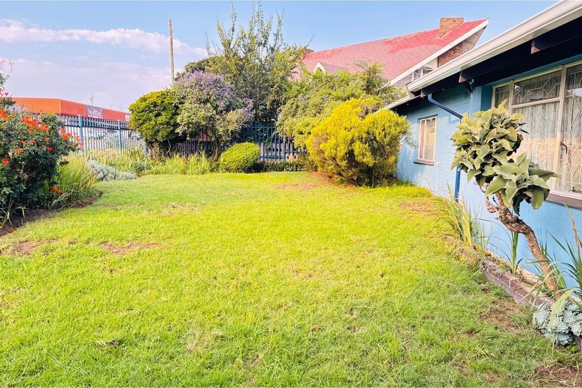 992 m2 Zoned for business/commercial 3-Bedroom Home, 2-bathroom, Garage and Carport - Photo 2