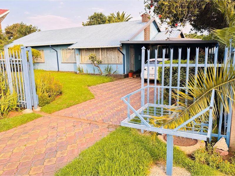 992 m2 Zoned for business/commercial 3-Bedroom Home, 2-bathroom, Garage and Carport - Photo 3