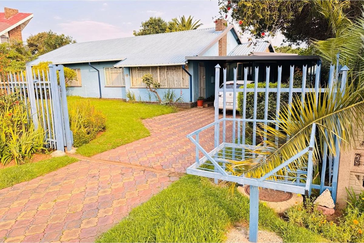 992 m2 Zoned for business/commercial 3-Bedroom Home, 2-bathroom, Garage and Carport - Photo 3