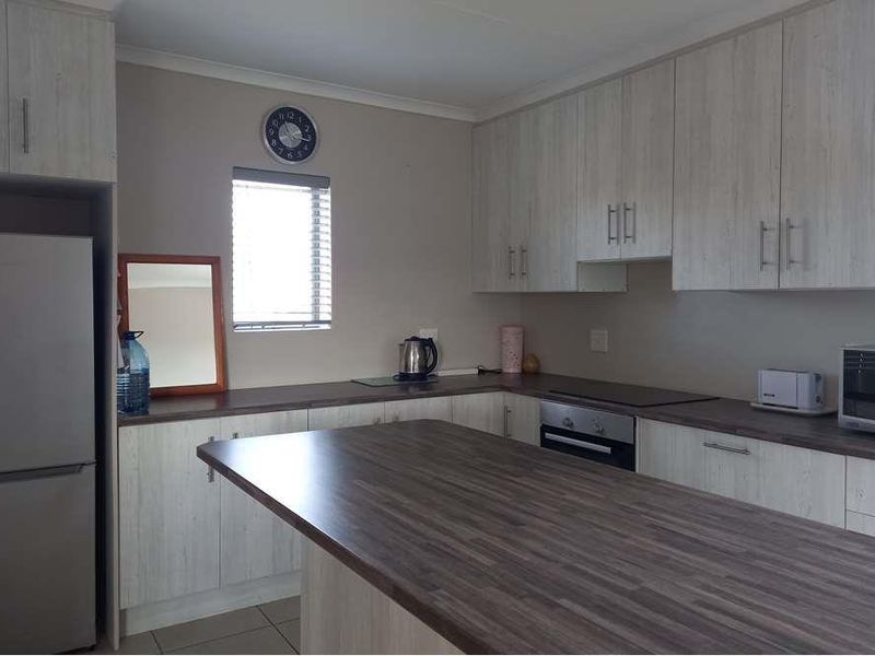 FOUR BEDROOM HOUSE IN STILL BAY WEST - Photo 7