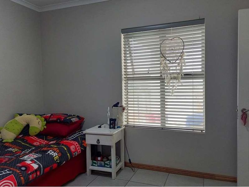 FOUR BEDROOM HOUSE IN STILL BAY WEST - Photo 9