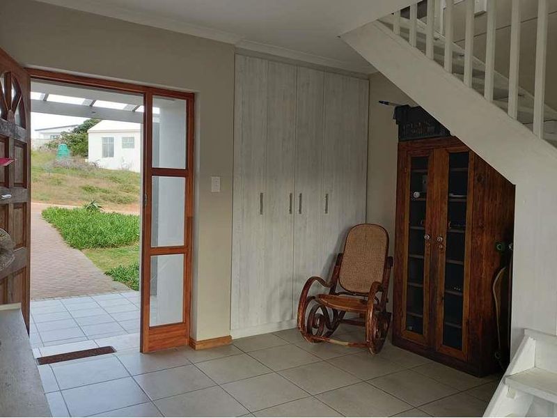 FOUR BEDROOM HOUSE IN STILL BAY WEST - Photo 2