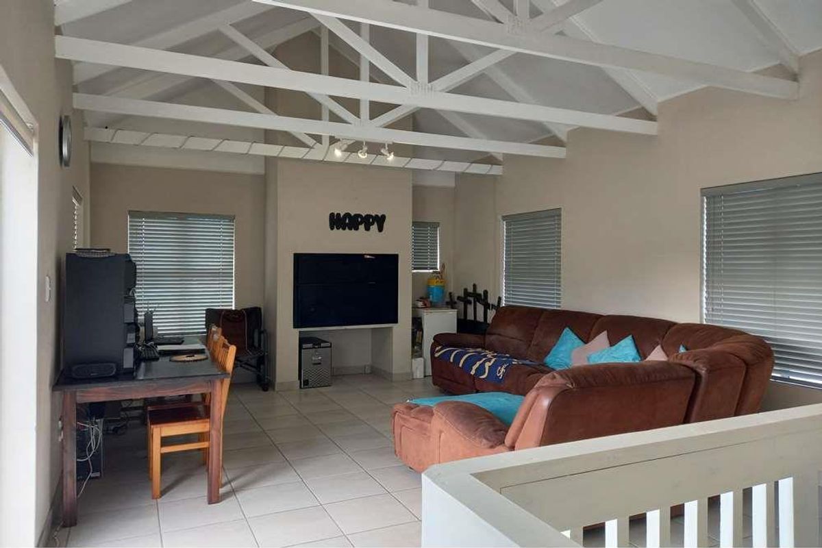 FOUR BEDROOM HOUSE IN STILL BAY WEST - Photo 4