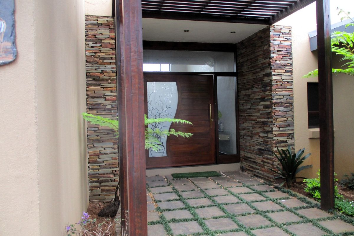 Spectacular Home in Serengeti Golf Estate - Photo 5