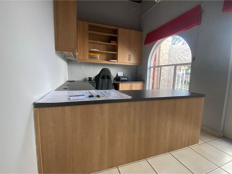 Beautiful 4-Bedroom Family Home in a Peaceful Neighbourhood with Pool, Lapa and More - Photo 6