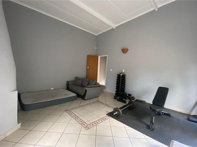 Beautiful 4-Bedroom Family Home in a Peaceful Neighbourhood with Pool, Lapa and More - Photo 5