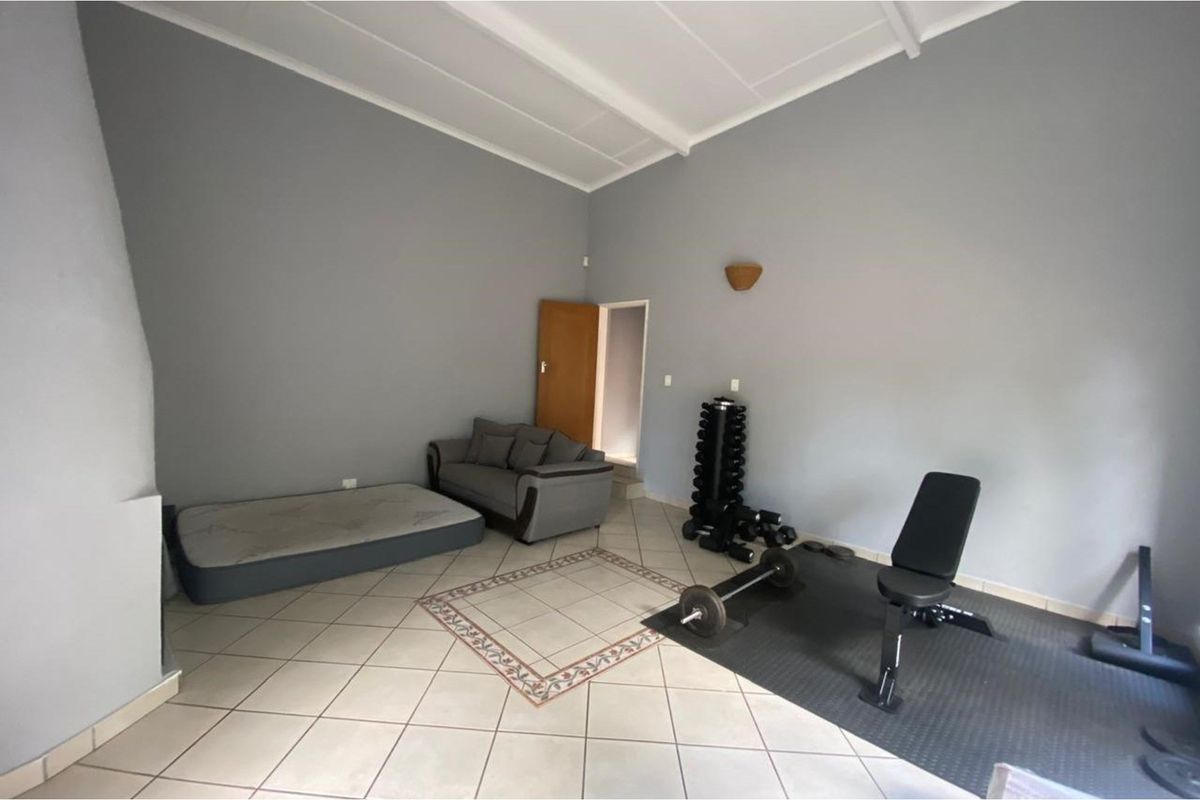 Beautiful 4-Bedroom Family Home in a Peaceful Neighbourhood with Pool, Lapa and More - Photo 5