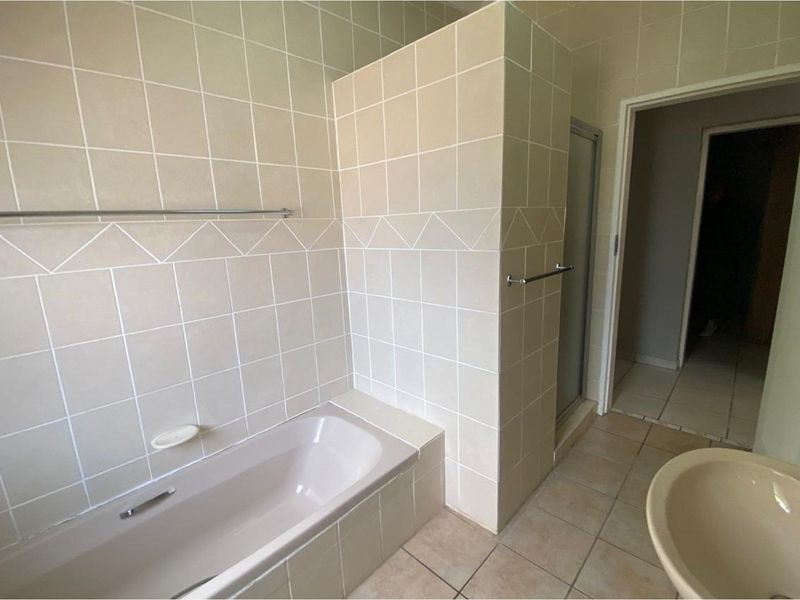 Beautiful 4-Bedroom Family Home in a Peaceful Neighbourhood with Pool, Lapa and More - Photo 9