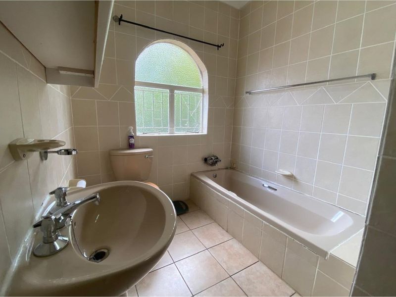 Beautiful 4-Bedroom Family Home in a Peaceful Neighbourhood with Pool, Lapa and More - Photo 8