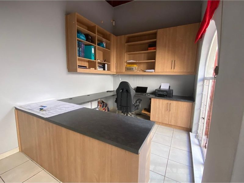 Beautiful 4-Bedroom Family Home in a Peaceful Neighbourhood with Pool, Lapa and More - Photo 7