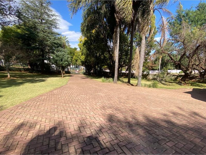 Beautiful 4-Bedroom Family Home in a Peaceful Neighbourhood with Pool, Lapa and More - Photo 2