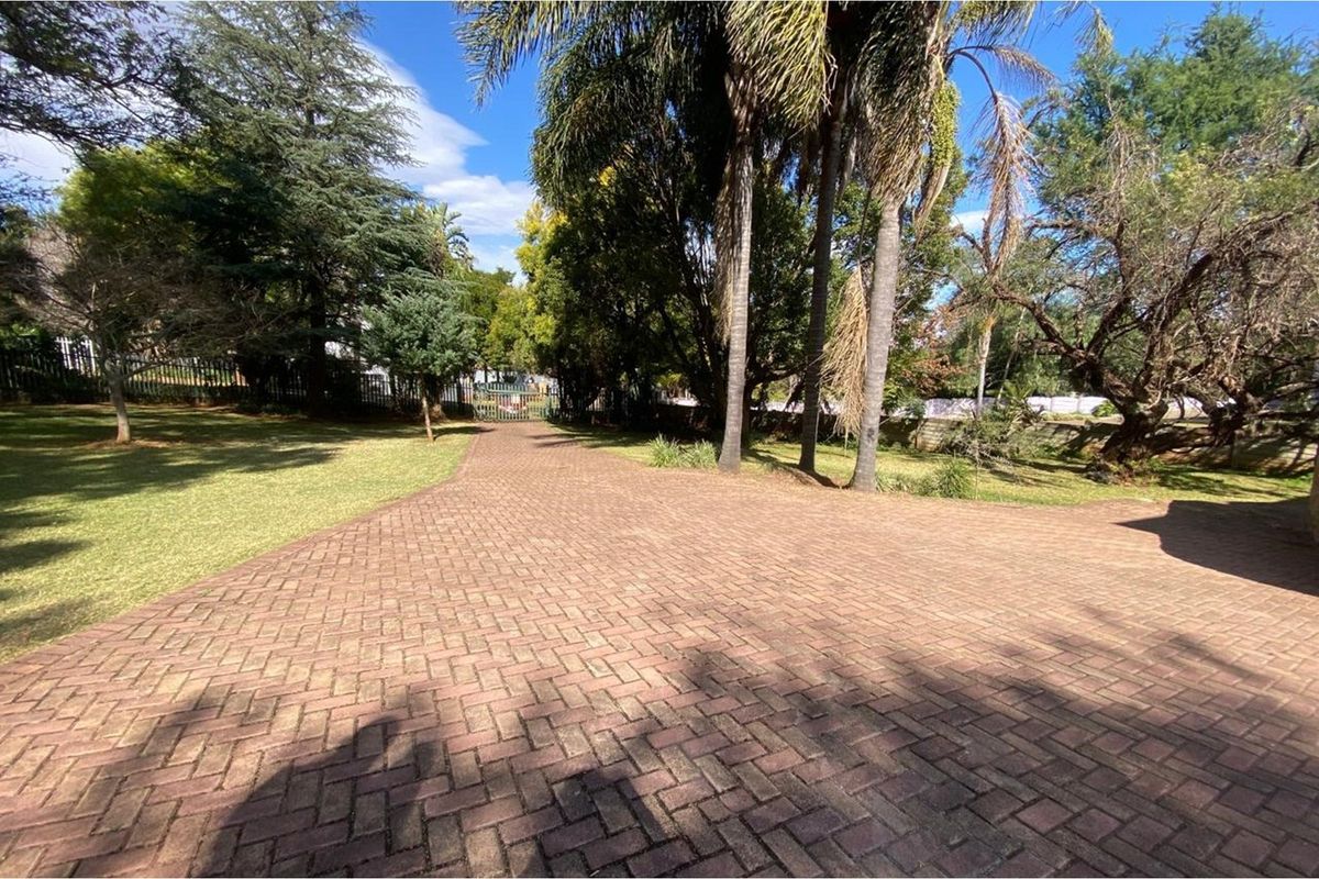 Beautiful 4-Bedroom Family Home in a Peaceful Neighbourhood with Pool, Lapa and More - Photo 2