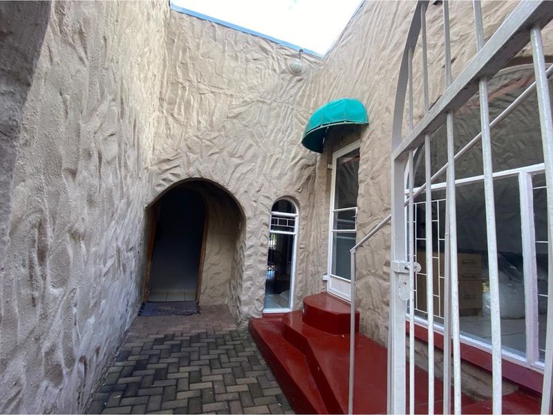 Beautiful 4-Bedroom Family Home in a Peaceful Neighbourhood with Pool, Lapa and More - Photo 3