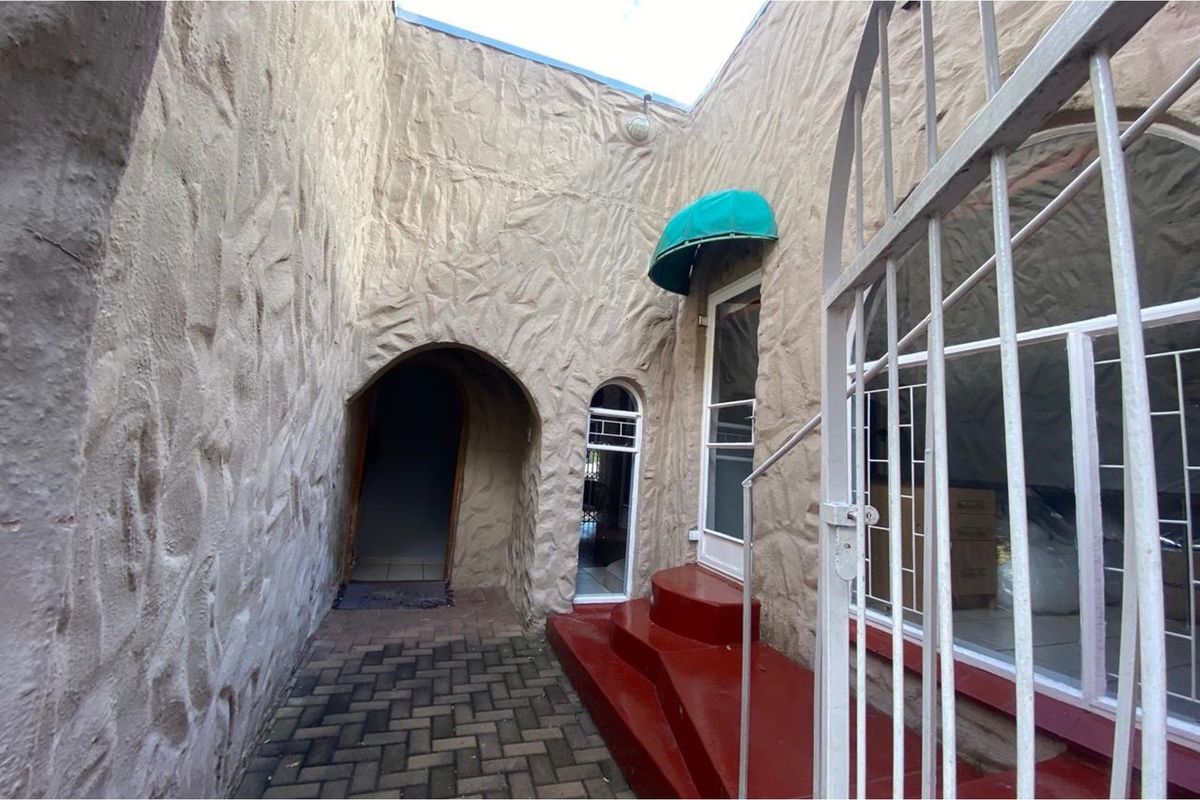 Beautiful 4-Bedroom Family Home in a Peaceful Neighbourhood with Pool, Lapa and More - Photo 3