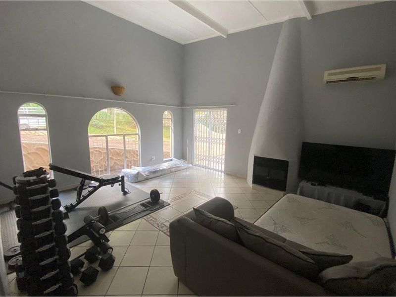 Beautiful 4-Bedroom Family Home in a Peaceful Neighbourhood with Pool, Lapa and More - Photo 4